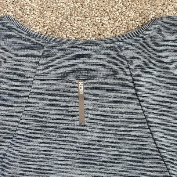 REI Women’s Top Large Blue Long Sleeve Activewear Sports Outdoor Worn Once - Picture 6 of 7
